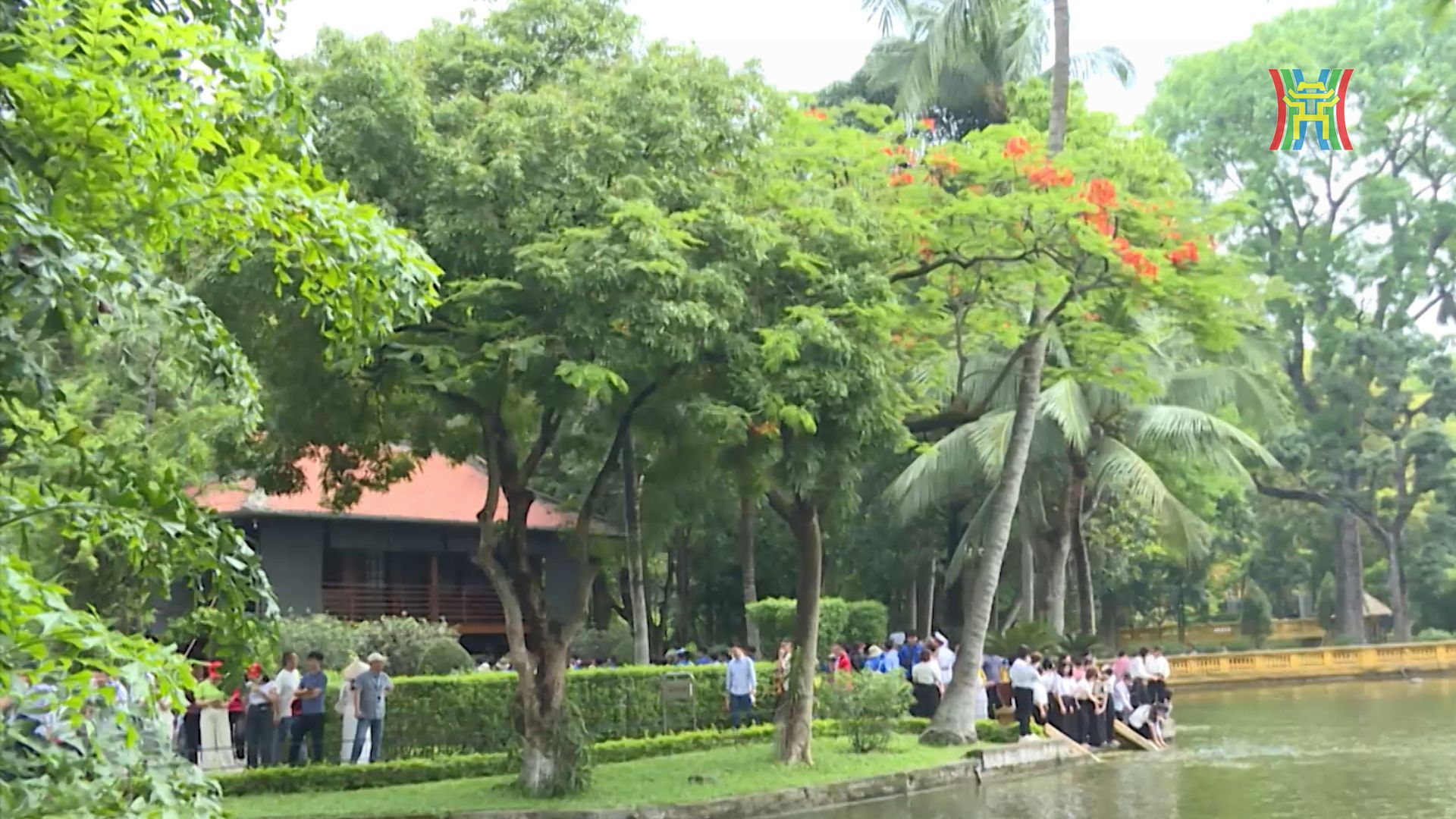 Thăm nhà sàn Bác Hồ